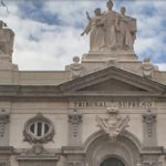 El Supremo confirma la improcedencia del despido de un trabajador de baja por cervicalgia que fue fotografiado en su jardín mientras realizaba trabajos de albañilería, al considerar que el jardín es parte del domicilio y no se puede invadir su intimidad sin orden judicial