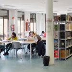 IU denuncia que las salas de adultos e infantil de la biblioteca municipal de Azuqueca llevan cerradas casi todo el verano por una avería del aire acondicionado que aún no ha sido solucionada