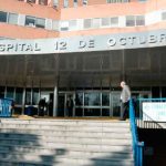Un menor es trasladado en una UVI móvil al hospital 12 de Octubre de Madrid tras salirse de la carretera el vehículo en el que viajaba a la altura de El Casar (Guadalajara)