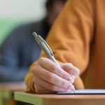 Un tribunal rechaza la medida cautelar que solicitó un padre para que su hijo pasara de 1º a 2º de Bachillerato a pesar de tener 3 suspensos: ahora los jueces tendrán que decidir sobre el fondo del asunto, revisar o no los suspensos