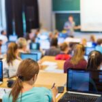 Un juez absuelve a unos padres que pedían más nivel educativo a la profesora de matemáticas de su hijo y esta los denunció por ‘acoso’: ‘Todo progenitor tiene derecho a defender los intereses de sus hijos cuando considere que sus derechos académicos están siendo vulnerados’