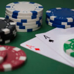 Habilidades que los jugadores de póquer aprenden practicando sus diferentes variantes