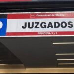 El juzgado reconoce a una vigilante el derecho a cobrar una ayuda de 125,80 € por tener a su cargo a su cónyuge que cuenta con una discapacidad reconocida del 71% y que la empresa le había denegado porque entendía que estaba ‘a cargo de’ y no ‘a su cargo’
