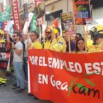 Concentración en Guadalajara contra los 400 despidos ordenados por el Gobierno de Page en el servicio de extinción de incendios del Geacam a pesar de que les habían prometido contrato hasta diciembre: ‘Apagando incendios cien días no se come todo el año’