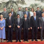 El alcalde de Zarzuela de Jadraque viaja con una delegación de 14 alcaldes del PSOE, IU, PNV, EH Bildu y Geroa Bai a China invitado por dos Fundaciones que tratan de ofrecer una cara amable de la dictadura comunista: «Se han quedado sorprendidos de cómo funciona la democracia local china»