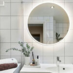 Cómo elegir el espejo LED perfecto para tu baño: guía de estilos, funcionalidades y tamaños