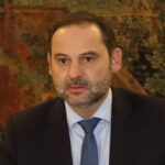 El juez del Tribunal Supremo que instruye la causa por corrupción contra el exnúmero 2 de Sánchez, José Luis Ábalos, lo manda a prisión junto a Koldo García ‘por riesgo de fuga’: ya son tres los hombres de confianza del presidente que acaban en la cárcel por este motivo