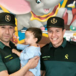 Dos agentes de la Guardia Civil logran reanimar a un bebé que había sufrido una doble parada cardiorrespiratoria mientras viajaba en un vehículo con su madre y su abuelo