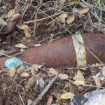 La Guardia Civil desactiva una granada de mortero ‘intacta’ de la Guerra Civil española que un hombre se encontró mientras desbrozaba su finca en Sotodosos (Guadalajara)