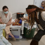El actor Johnny Depp visita por sorpresa a los niños ingresados en el hospital público infantil Niño Jesús de Madrid ataviado con las ropas del capitán Jack Sparrow de la película ‘Piratas del Caribe’