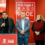 Rafa Esteban, secretario de Organización del PSOE de Guadalajara y alcalde de Marchamalo, tira a la papelera la placa que recordaba que fue el imputado por corrupción, Santos Cerdán, el que inauguró la sede del PSOE de su pueblo