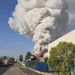Un incendio que está provocando grandes explosiones en una fábrica de pilas alarma a los vecinos de Azuqueca