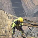 Los bomberos siguen con las tareas de limpieza y enfriamiento de la nave de reciclado de pilas y baterías que se incendió entre fuertes explosiones en Azuqueca el viernes 4 de julio