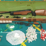 Desmantelado un punto de venta de cocaína en Villanueva de la Torre: en el registro de la vivienda, los agentes encontraron 214 dosis listas para su venta, un rifle de fabricación artesanal, una escopeta de aire comprimido y munición de varios calibres