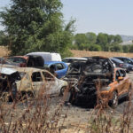 Un incendio posiblemente intencionado calcina cinco vehículos aparcados en espera de reparación en un taller situado a menos de 50 metros de una gasolinera en Azuqueca