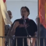 El cantante y bajista del grupo de rock Barón Rojo, José Luis Campuzano ‘Sherpa’, da la sorpresa a los vecinos de Torrejón del Rey al aparecer en el balcón consistorial para ofrecer el pregón de inicio de sus fiestas locales