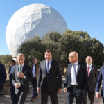 El ministro de Transportes Óscar Puente visita el Observatorio Astronómico de Yebes (Guadalajara) en su 50 aniversario (1975-2025), mientras la línea de Cercanías con Madrid sufre un nuevo día negro, descarrilamiento incluido en Coslada, con 6 heridos leves