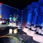 Vuelca un camión en la A2 a la altura de Valdenoches (Guadalajara) y los bomberos tienen que cubrir el asfalto con espuma al haberse derramado combustible en la autovía