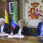 El Ayuntamiento de Alovera y Rayet firman el convenio de concesión de suelo público para la construcción de la playa urbana conocida como ‘Alovera Beach’