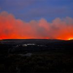 El incendio de la Sierra Norte de Guadalajara, que sigue incontrolado debido al fuerte viento de 40 km/hora, ya ha quemado 9.000 hectáreas de este paraje natural y ha obligado a desalojar 700 personas de16 municipios, uno de ellos, Semillas, salvado in extremis de las llamas