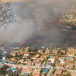 Tan solo quedan dos agentes medioambientales con un medio terrestre vigilando los rescoldos del incendio forestal que en la tarde de ayer se inició en Galápagos y terminó afectando a varias viviendas y vehículos de la urbanización Las Castillas, en Torrejón del Rey: ya está controlado y en nivel 0