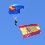El cielo de Castillejos vuelve a ser el escenario de la tradicional exhibición de aeromodelismo de las ferias y fiestas de Guadalajara con protagonismo especial para los paracaidistas de los GEOS de la Policía Nacional