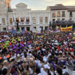 Miles de personas abarrotan la plaza Mayor de Guadalajara para asistir al pregón de Peñas, que este año ofrecía ‘Escopitos’: después del chupinazo los peñistas desfilaron por el centro de la capital alcarreña