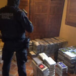 Ocho detenidos en una operación antidroga: incautados 3.000 kilos de cocaína, cuatro fusiles de asalto Kalashnikov con numerosa munición y 28.000 euros en metálico en una nave y una casa rural de la provincia de Guadalajara